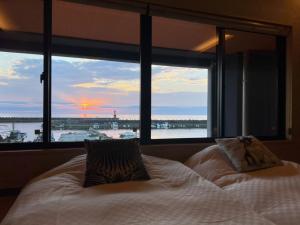 Postel nebo postele na pokoji v ubytování Yiyi Villa Awaji 淡路島西海岸夕日百選のvilla BBQ釣りゴルフ