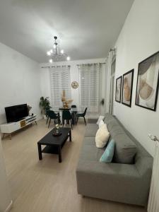 a living room with a couch and a table at Appartement chaleureux de 2 chambres in Courcouronnes