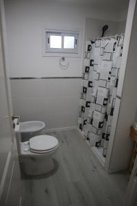 マール・アスールにあるOkinawa 1のトイレとシャワーカーテン付きのバスルーム +16枚の写真