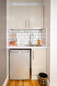 Kuchyň nebo kuchyňský kout v ubytování Brick Hotel