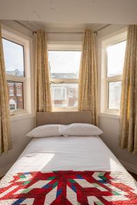 Postel nebo postele na pokoji v ubytování Brick Hotel + 15 fotografií