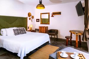 una camera con letto e tavolo con specchio di Villa Kiin con piscina privada a 300 metros del mar a Playa del Carmen Altre 15 foto