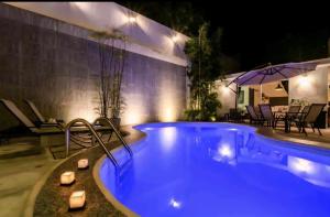 una vasca idromassaggio in un cortile posteriore di notte di Villa Kiin con piscina privada a 300 metros del mar a Playa del Carmen