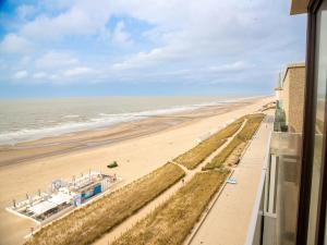 Photo de la galerie de l'établissement Apartment with frontal sea view on the seaside, à Westende