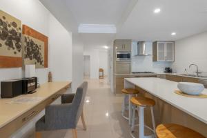 Kuchnia lub aneks kuchenny w obiekcie Gris at Island Views—Pool Paradise on the Beach