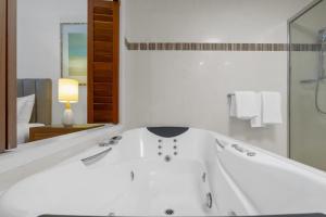 Łazienka w obiekcie Gris at Island Views—Pool Paradise on the Beach