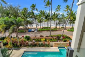 Basen w obiekcie Gris at Island Views—Pool Paradise on the Beach lub w pobliżu