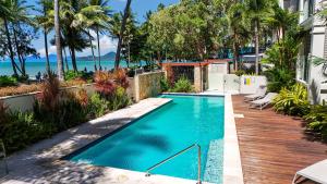 basen przed domem z oceanem w obiekcie Gris at Island Views—Pool Paradise on the Beach w mieście Palm Cove