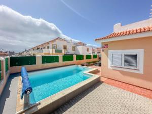 Πισίνα στο ή κοντά στο Lightbooking Esmeralda piscina privada Caleta de Fuste
