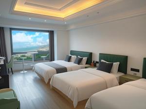 Llit o llits en una habitació de PingTan YuCheng Seaview Blue Smart Hotel