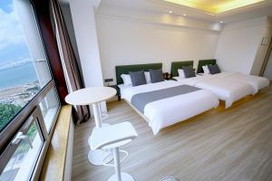 Llit o llits en una habitació de PingTan YuCheng Seaview Blue Smart Hotel
