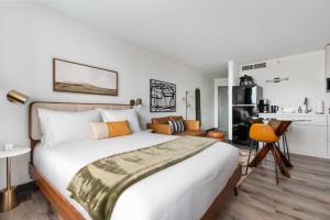 um quarto com uma cama grande e uma cozinha em Lodgeur Upper Kirby, Houston - Close to Greenway Plaza, Galleria, Montrose em Houston