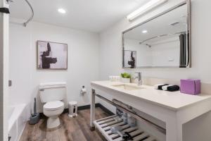 Uma casa de banho em Lodgeur Upper Kirby, Houston - Close to Greenway Plaza, Galleria, Montrose