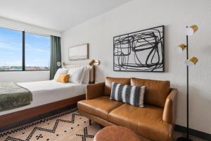 Uma cama ou camas num quarto em Lodgeur Upper Kirby, Houston - Close to Greenway Plaza, Galleria, Montrose