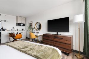 Uma televisão e/ou sistema de entretenimento em Lodgeur Upper Kirby, Houston - Close to Greenway Plaza, Galleria, Montrose