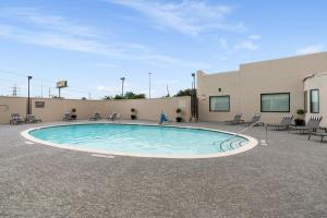 uma piscina no meio de um pátio em Lodgeur Upper Kirby, Houston - Close to Greenway Plaza, Galleria, Montrose em Houston