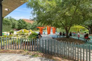 Um jardim no exterior de Lodgeur Upper Kirby, Houston - Close to Greenway Plaza, Galleria, Montrose