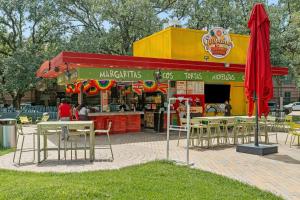 Um restaurante ou outro lugar para comer em Lodgeur Upper Kirby, Houston - Close to Greenway Plaza, Galleria, Montrose
