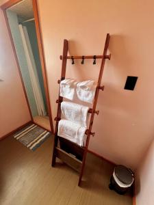 سرير أو أسرّة في غرفة في Joshua Tree Ranch House Motel - Downtown - Room #3