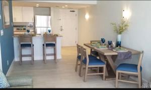 una cucina e una sala da pranzo con tavolo e sedie di Grand Seas Resort a Daytona Beach Altre 2 foto