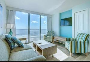 un soggiorno con un divano e un tavolo di Grand Seas Resort a Daytona Beach