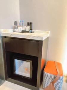 a fireplace with a counter on top of it at 沃德酒店滕州市政府火车站店 in Tengzhou