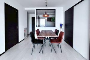 ein Esszimmer mit einem Tisch und roten Stühlen in der Unterkunft YAKA Ocean Beach Resort in Yaka