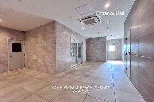 ein großes Zimmer mit einem Flur mit einem begehbaren Ocean Beach Resort in der Unterkunft YAKA Ocean Beach Resort in Yaka + 35 Fotos