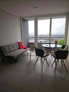 Posezení v ubytování Departamento con piscina, a pasos del Parque Forestal, Parque de la familia y Barrio Yungay FACTURABLE