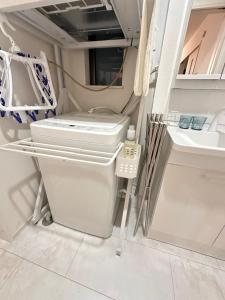 名護市にあるAKEMIO-Houseのトイレと洗面台付きのバスルーム +47枚の写真