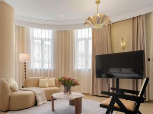 TV a/nebo společenská místnost v ubytování Mudita Hotel