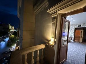 Un balcon sau o terasă la Premier Mont inn Hotel