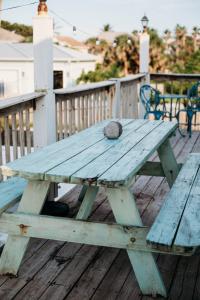Balkón nebo terasa v ubytování Blue Tropical Haven Romantic Oceanfront Escape - unit 9