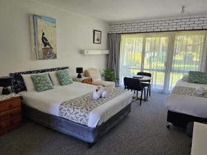 Un pat sau paturi într-o cameră la Barooga Country Inn Motel +74 fotografii