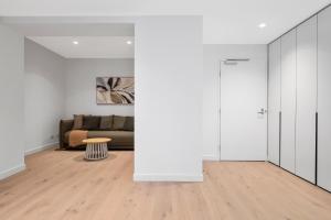 Predel za sedenje v nastanitvi Bright 1BR with Pool & Gym - Best Location in Melb!