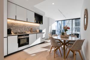 Kuhinja oz. manjša kuhinja v nastanitvi Bright 1BR with Pool & Gym - Best Location in Melb!