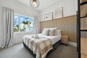 une chambre avec un lit et une fenêtre dans l'établissement Albemarle Villa, à Christchurch