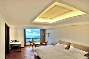 Llit o llits en una habitació de PingTan YuCheng Seaview Blue Smart Hotel