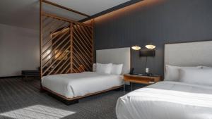 una camera d'albergo con due letti e una scrivania di Courtyard by Marriott Madison Huntsville a Madison