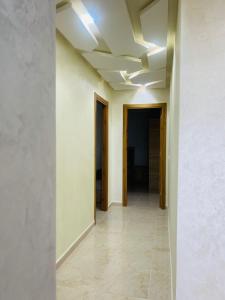 un couloir vide avec un plafond dans l'établissement tetouan, à Tetouan