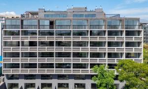 un immeuble de bureaux avec beaucoup de fenêtres dans l'établissement Departamento para 4 pax a pasos de Movistar Arenas, Universidad de Chile y Ministerio de Justicia FACTURABLE, à Santiago