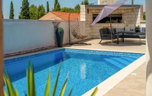 Bazén v ubytovaní 3 Bedroom Beautiful Apartment In Solin alebo v jeho blízkosti