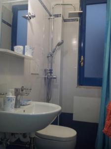 ガリポリにあるBaia Verde House 42のバスルーム(洗面台、トイレ、シャワー付)