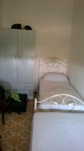 ガリポリにあるBaia Verde House 42のベッドルーム1室(ベッド2台、ドレッサー付)