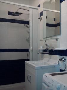 ガリポリにあるBaia Verde House 42のバスルーム(シンク、鏡付きシャワー付)