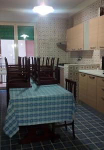 ガリポリにあるBaia Verde House 42のキッチン(テーブル、青と白のテーブルクロス付)