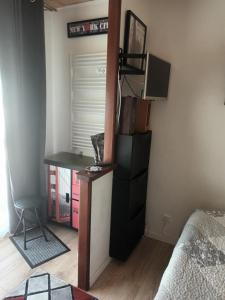 une chambre avec un bureau et un lit et un bureau dans l'établissement Les Hortensias, à Sangatte