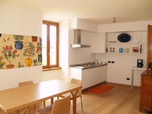 Kuchyňa alebo kuchynka v ubytovaní Casa Botta - Luino Lago Maggiore