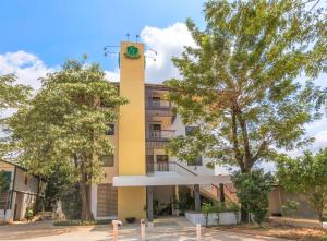 un edificio giallo con una torre dell'orologio di Cambodian Country Club a Phnom Penh