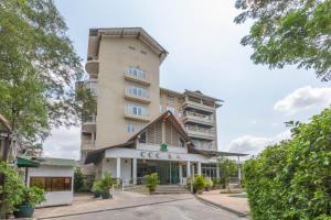 un edificio alto con un negozio di fronte di Cambodian Country Club a Phnom Penh